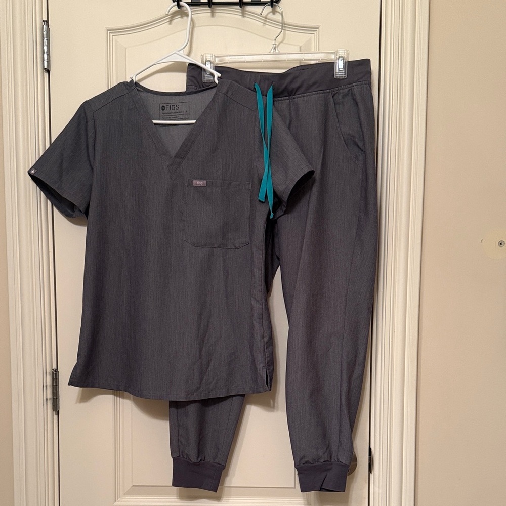Figs Charcoal Scrub Set with Turquoise Accent
